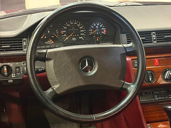 Mercedes-Benz 300 CD 15 of 25