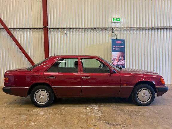 Mercedes-Benz 300 CD 7 of 25