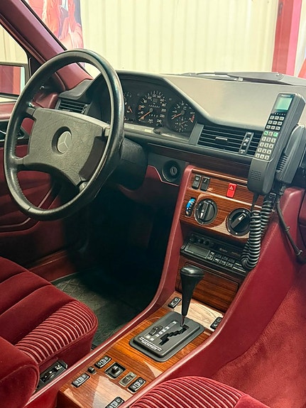 Mercedes-Benz 300 CD 18 of 25