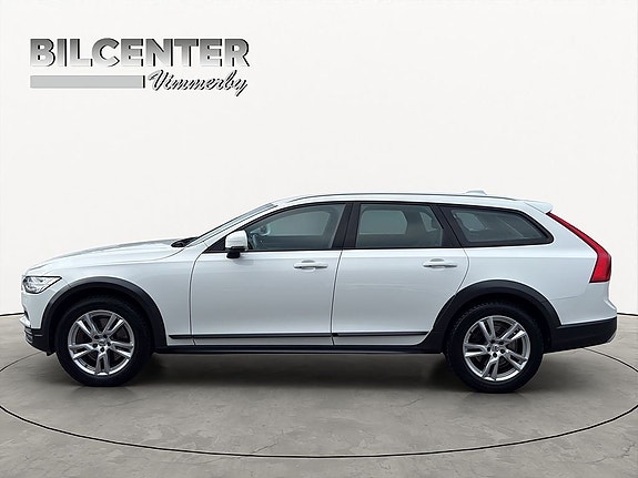 Volvo V90 Cross Country 3 of 5