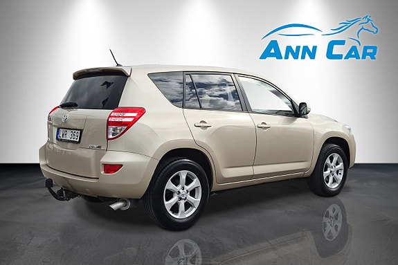 Toyota RAV4 4 of 9