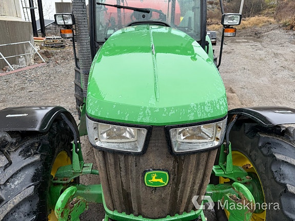 Traktor John Deere 5075M med sopmaskin Broddson Nordic Sweeper 18 of 27