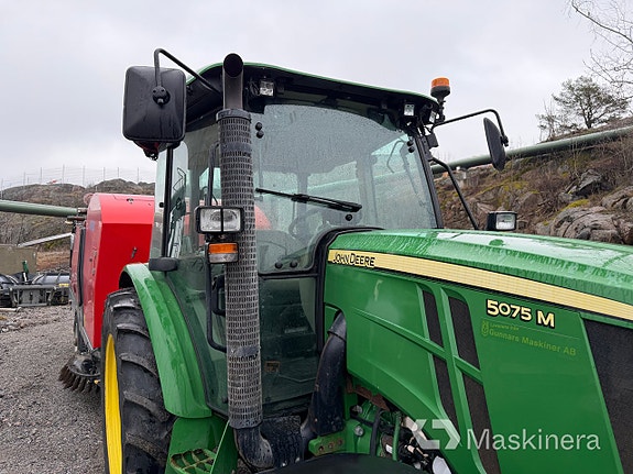 Traktor John Deere 5075M med sopmaskin Broddson Nordic Sweeper 19 of 27