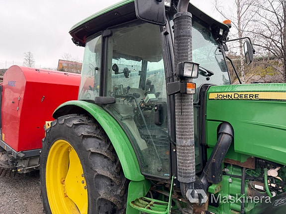 Traktor John Deere 5075M med sopmaskin Broddson Nordic Sweeper 21 of 27