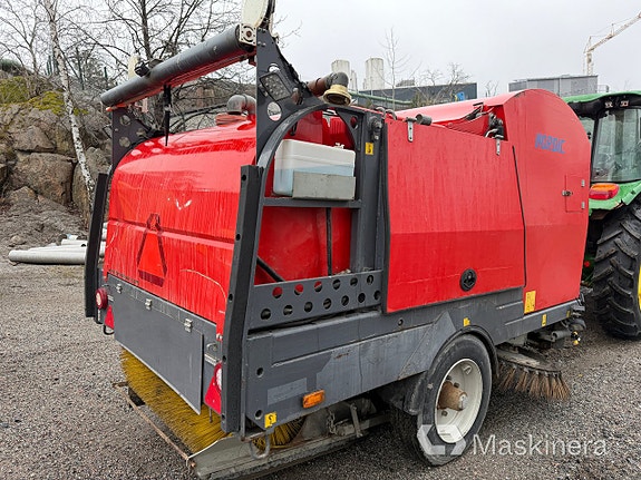 Traktor John Deere 5075M med sopmaskin Broddson Nordic Sweeper 9 of 27