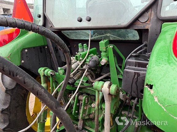 Traktor John Deere 5075M med sopmaskin Broddson Nordic Sweeper 24 of 27