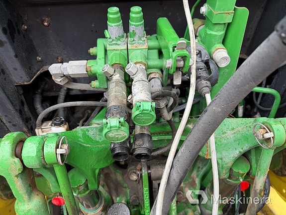 Traktor John Deere 5075M med sopmaskin Broddson Nordic Sweeper 25 of 27