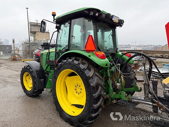 Traktor John Deere 5075M med sopmaskin Broddson Nordic Sweeper 14 of 27
