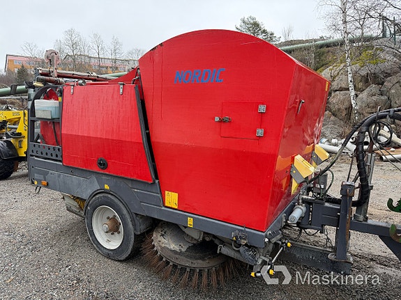 Traktor John Deere 5075M med sopmaskin Broddson Nordic Sweeper 7 of 27