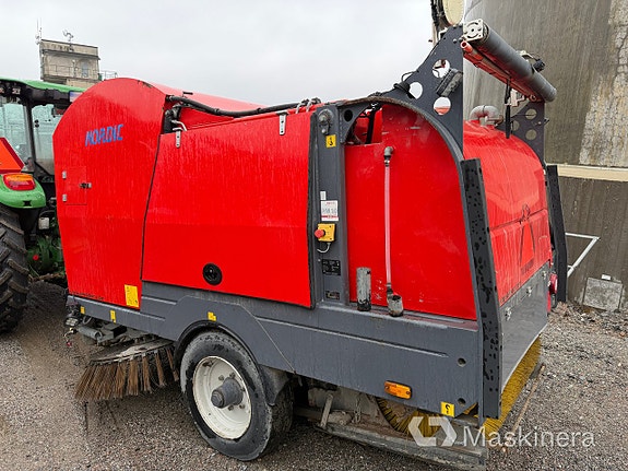 Traktor John Deere 5075M med sopmaskin Broddson Nordic Sweeper 11 of 27