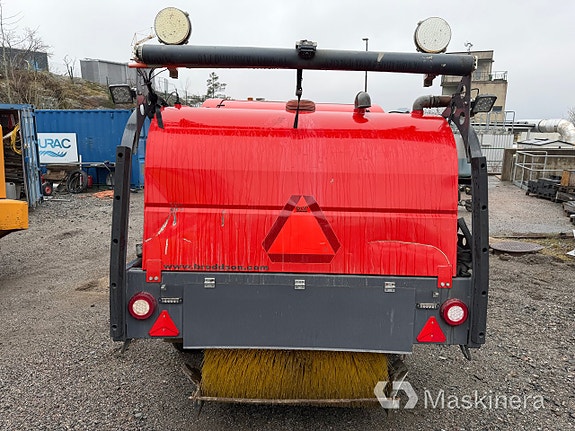 Traktor John Deere 5075M med sopmaskin Broddson Nordic Sweeper 10 of 27