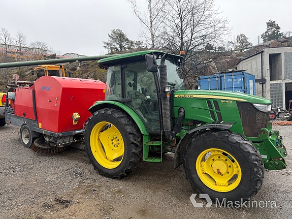 Traktor John Deere 5075M med sopmaskin Broddson Nordic Sweeper 4 of 27