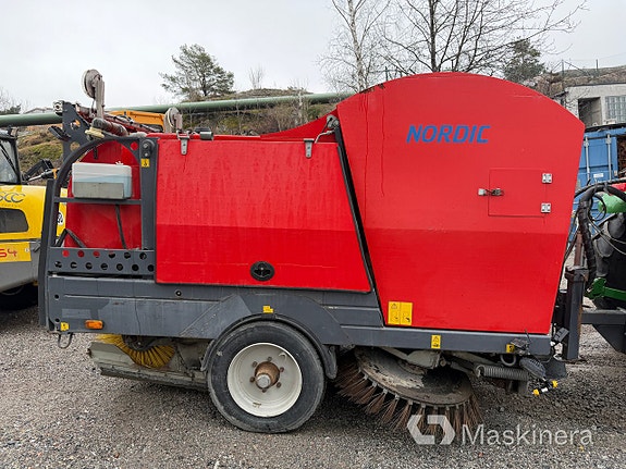 Traktor John Deere 5075M med sopmaskin Broddson Nordic Sweeper 8 of 27