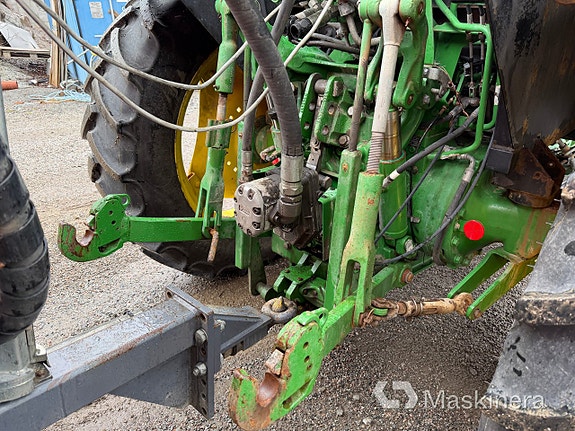 Traktor John Deere 5075M med sopmaskin Broddson Nordic Sweeper 23 of 27