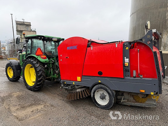 Traktor John Deere 5075M med sopmaskin Broddson Nordic Sweeper 13 of 27