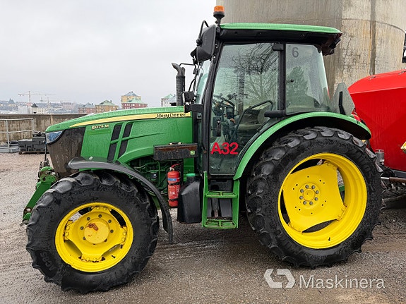 Traktor John Deere 5075M med sopmaskin Broddson Nordic Sweeper 15 of 27