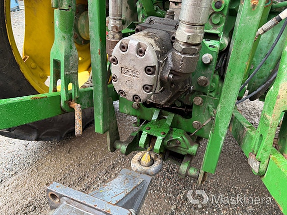 Traktor John Deere 5075M med sopmaskin Broddson Nordic Sweeper 26 of 27