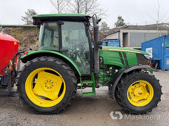 Traktor John Deere 5075M med sopmaskin Broddson Nordic Sweeper 5 of 27