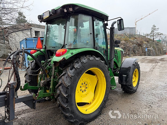 Traktor John Deere 5075M med sopmaskin Broddson Nordic Sweeper 6 of 27