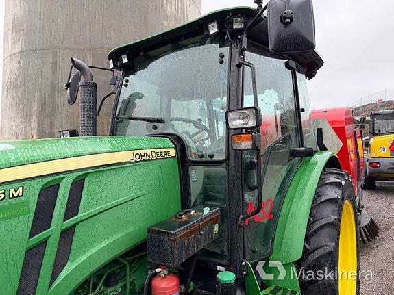 Traktor John Deere 5075M med sopmaskin Broddson Nordic Sweeper 16 of 27