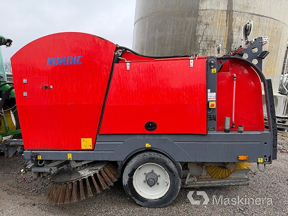 Traktor John Deere 5075M med sopmaskin Broddson Nordic Sweeper 12 of 27