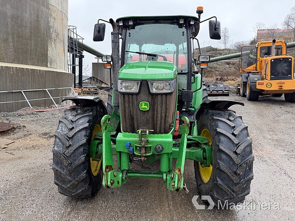 Traktor John Deere 5075M med sopmaskin Broddson Nordic Sweeper 3 of 27