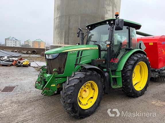 Traktor John Deere 5075M med sopmaskin Broddson Nordic Sweeper 2 of 27
