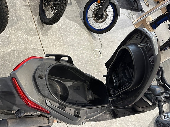 Yamaha X-MAX 250 ABS 3 of 8