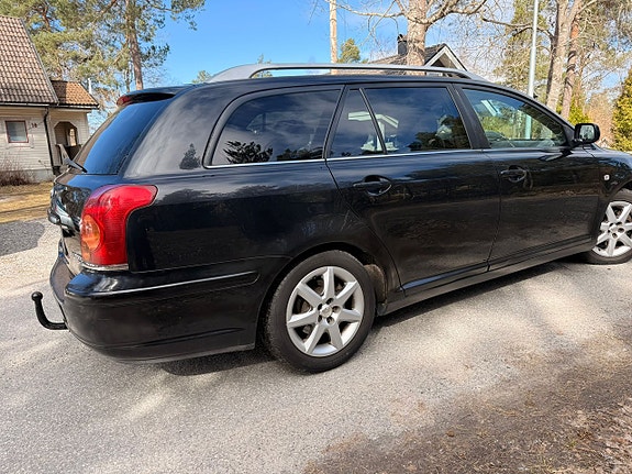 Toyota Avensis 4 of 5