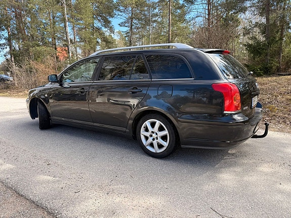 Toyota Avensis 3 of 5