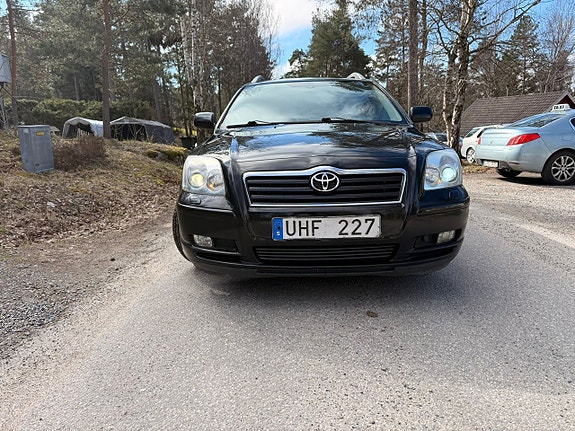 Toyota Avensis 2 of 5