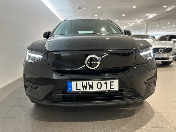 Volvo XC40 2 of 5