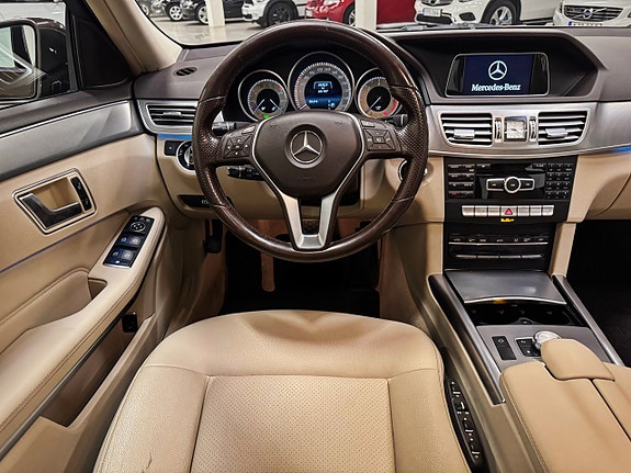 Mercedes-Benz E220 2 of 5