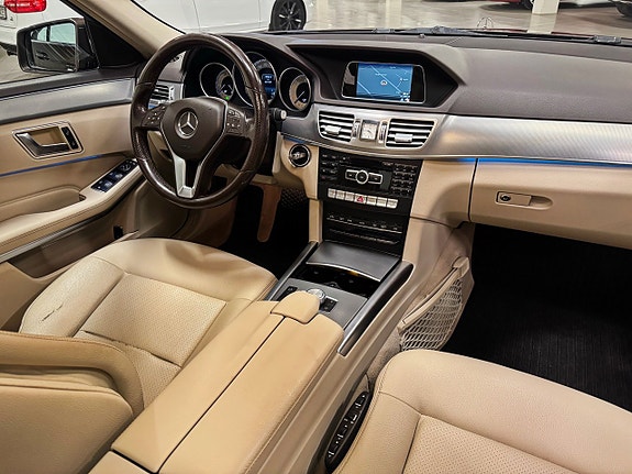Mercedes-Benz E220 3 of 5