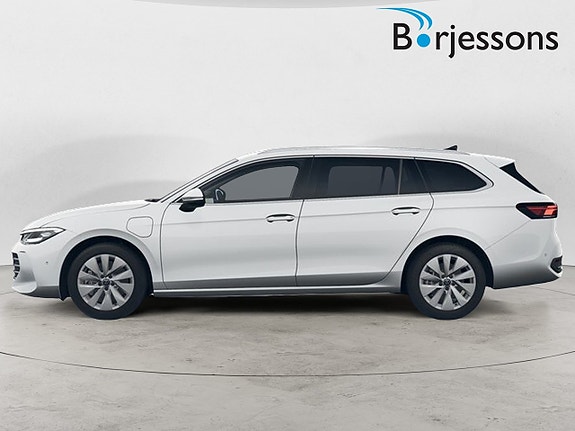 Volkswagen Passat 2 of 5