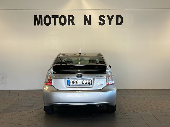 Toyota Prius Plug-in Hybrid 6 of 12