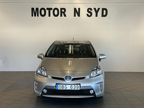 Toyota Prius Plug-in Hybrid 2 of 12
