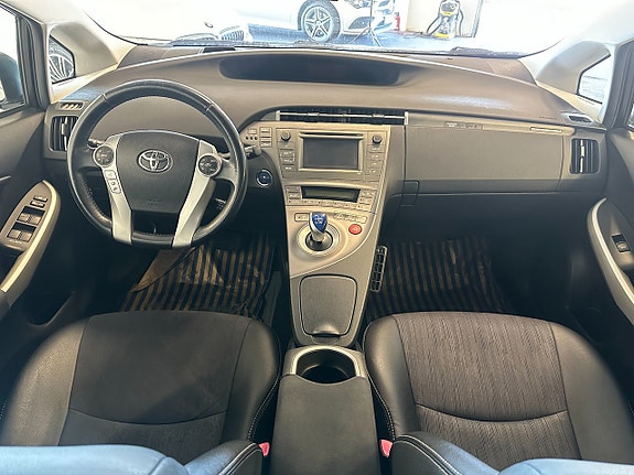 Toyota Prius Plug-in Hybrid 7 of 12