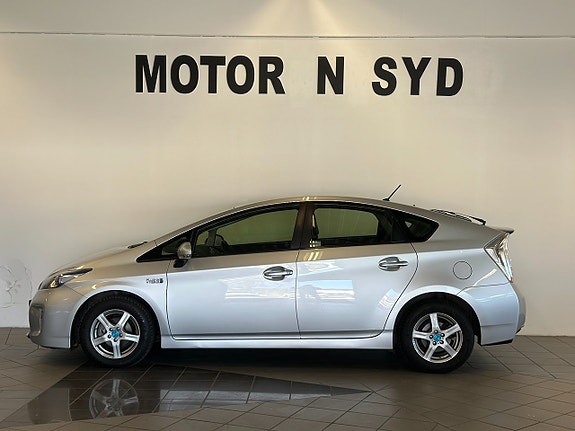 Toyota Prius Plug-in Hybrid 4 of 12