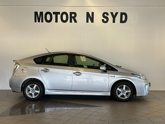 Toyota Prius Plug-in Hybrid 5 of 12
