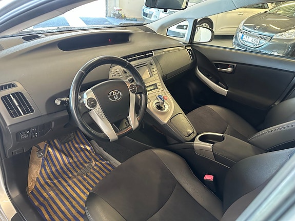 Toyota Prius Plug-in Hybrid 9 of 12