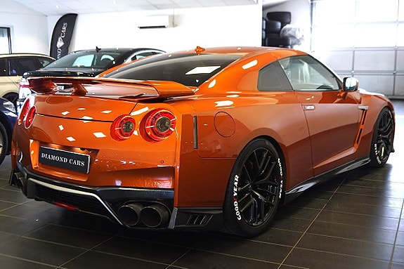 Nissan GT-R 4 of 5