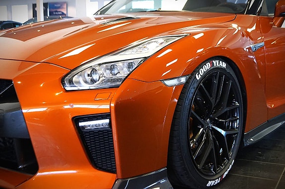 Nissan GT-R 3 of 5