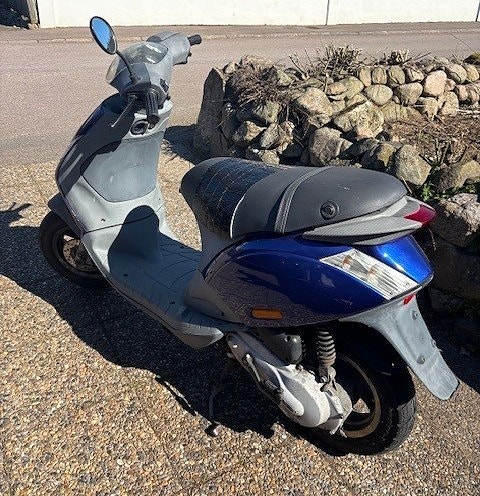 Piaggio ZIP 2 of 2