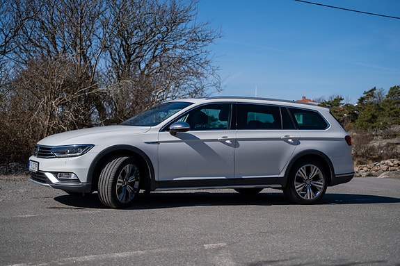 Volkswagen Passat Alltrack 2 of 6