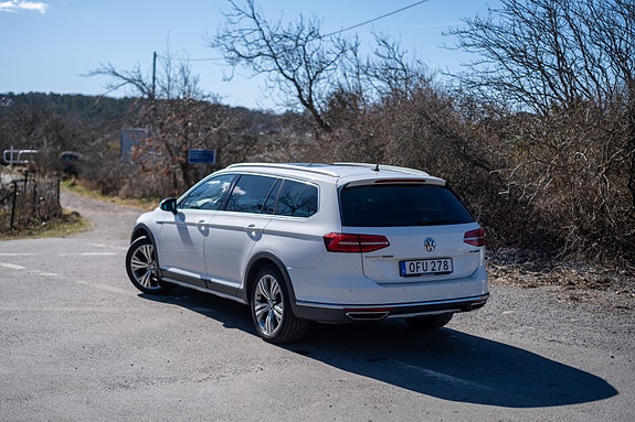 Volkswagen Passat Alltrack 3 of 6