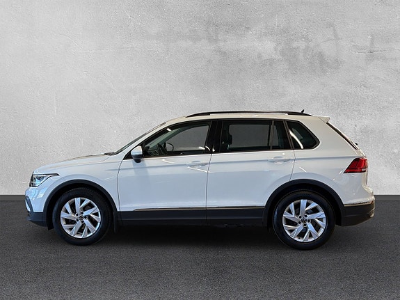 Volkswagen Tiguan 2 of 5