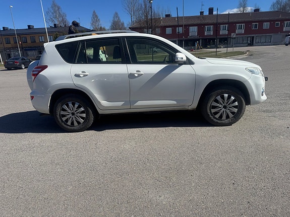 Toyota RAV4 4 of 5