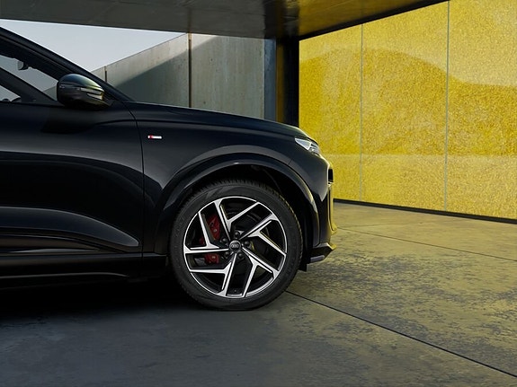 Audi Q6 e-tron 3 of 5