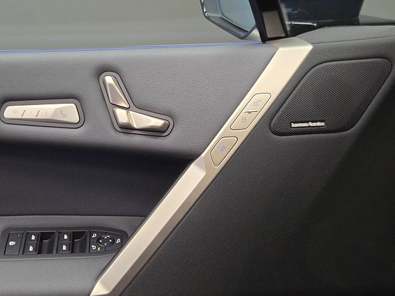 BMW iX 17 of 19